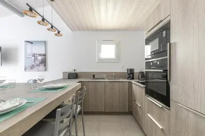 Cuisine ou kitchenette dans l'établissement Appartement pour 4 - 450m Plage des Sables d'Or