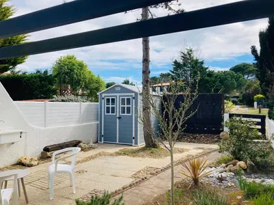 Jardin de l'établissement Maison des loriots, charme marin, plage à 100m