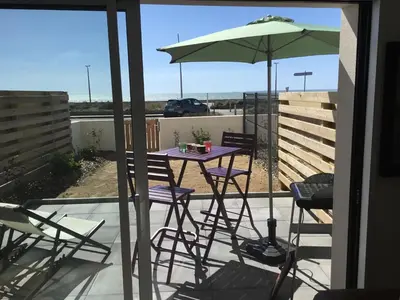 Balcon ou terrasse dans l'établissement Studio neuf déco vintage face mer,terrasse ,jardin,wifi,parking sous-sol