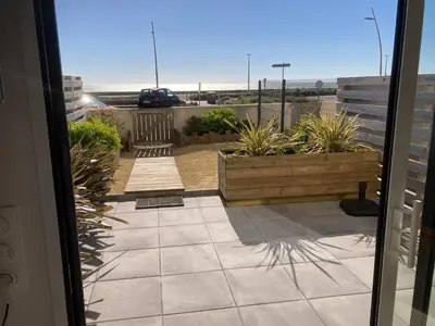 Balcon ou terrasse dans l'établissement Studio neuf déco vintage face mer,terrasse ,jardin,wifi,parking sous-sol