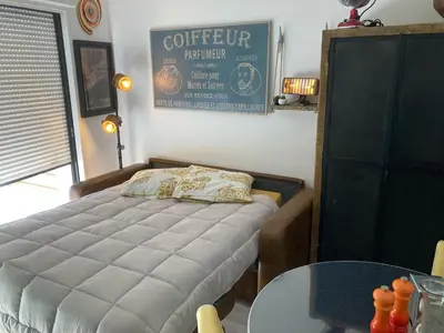 Un ou plusieurs lits dans un hébergement de l'établissement Studio neuf déco vintage face mer,terrasse ,jardin,wifi,parking sous-sol