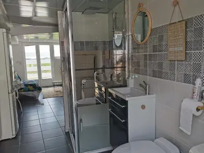 Salle de bains dans l'établissement Studio indépendant à BOURGNEUF-EN-RETZ vue sur les Marais à 5 mn des plages