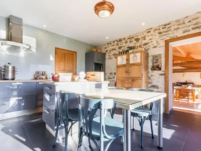 Cuisine ou kitchenette dans l'établissement Gîte familial spacieux avec piscine naturelle, proche Nantes - FR-1-306-1218