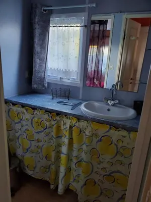 Salle de bains dans l'établissement Mobil home chez l habitants