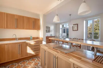 Cuisine ou kitchenette dans l'établissement Demeure familiale de Préfailles pour 12 personnes
