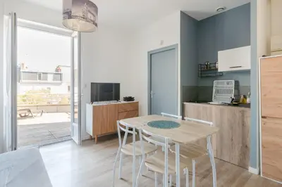 Cuisine ou kitchenette dans l'établissement TERRASSE DU MAINE - Centre ville - Wifi