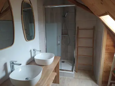 Salle de bains dans l'établissement Gîte La Pironnière - Piscine, Nature, au bord de la Rivière