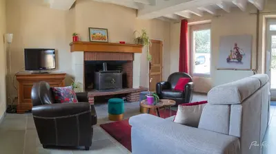 Télévision ou salle de divertissement dans l'établissement Gîte La Pironnière - Piscine, Nature, au bord de la Rivière