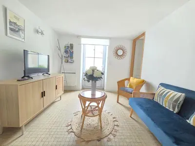 Télévision ou salle de divertissement dans l'établissement Appartement 2 Chambres avec Jardin Privé Proche Plage - FR-1-364-133