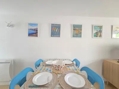 Coin salon dans l'établissement Appartement 2 Chambres avec Jardin Privé Proche Plage - FR-1-364-133