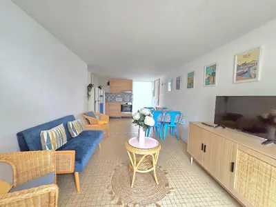 Cuisine ou kitchenette dans l'établissement Appartement 2 Chambres avec Jardin Privé Proche Plage - FR-1-364-133