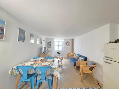 Coin salon dans l'établissement Appartement 2 Chambres avec Jardin Privé Proche Plage - FR-1-364-133
