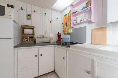 Cuisine ou kitchenette dans l'établissement La Mirmilly - 100m de la plage