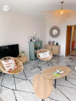 Coin salon dans l'établissement Au85, Bel appartement, vue océan, pied de la plage