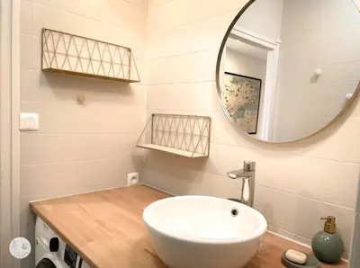 Salle de bains dans l'établissement Au85, Bel appartement, vue océan, pied de la plage
