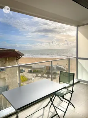 Balcon ou terrasse dans l'établissement Au85, Bel appartement, vue océan, pied de la plage