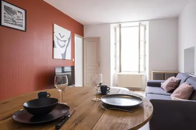 Coin salon dans l'établissement Gîte Terracotta de Segré ? cuisine ? chambre (lit queen size) ? salon