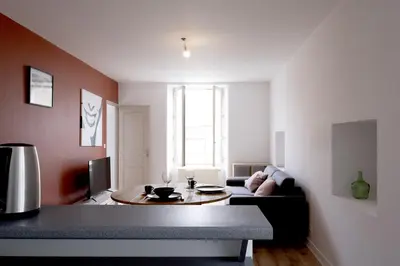 Un ou plusieurs lits dans un hébergement de l'établissement Gîte Terracotta de Segré ? cuisine ? chambre (lit queen size) ? salon