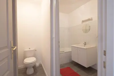Salle de bains dans l'établissement Gîte Terracotta de Segré ? cuisine ? chambre (lit queen size) ? salon