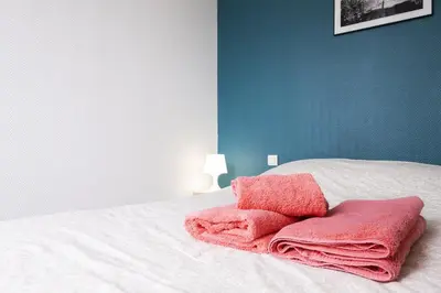 Un ou plusieurs lits dans un hébergement de l'établissement Gîte Terracotta de Segré ? cuisine ? chambre (lit queen size) ? salon