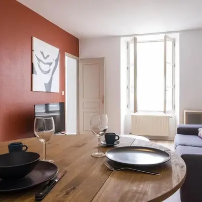 Gîte Terracotta de Segré ? cuisine ? chambre (lit queen size) ? salon