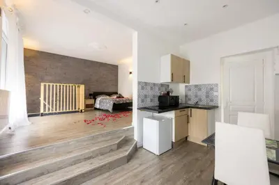 Cuisine ou kitchenette dans l'établissement Cosy Room Jacuzzi Romantique