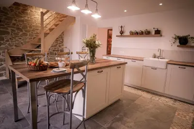Cuisine ou kitchenette dans l'établissement Proche PuyDuFou - Gite Maison La Roulière