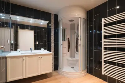 Salle de bains dans l'établissement Le Zen - Sauna - Piscine intérieure