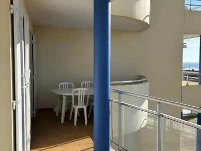 Balcon ou terrasse dans l'établissement Appartement bord de mer avec balcon, parking et commodités - FR-1-652-17