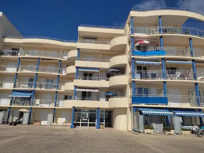 Balcon ou terrasse dans l'établissement Appartement bord de mer avec balcon, parking et commodités - FR-1-652-17