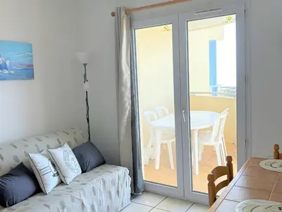 Coin salon dans l'établissement Appartement bord de mer avec balcon, parking et commodités - FR-1-652-17