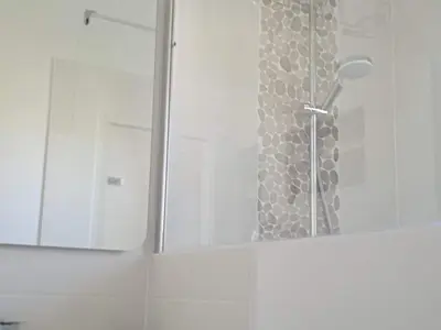 Salle de bains dans l'établissement Maison Cosy, Rénovée, Proche Plage et Centre, Jardin, Animaux Bienvenus - FR-1-652-19