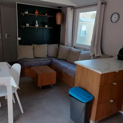 Coin salon dans l'établissement Mobil home 3 chambres à St brėvin les pins 44
