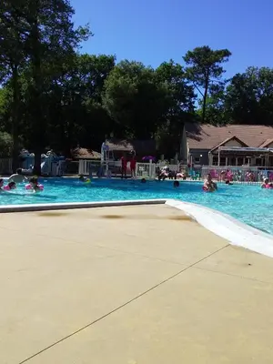 Piscine de l'établissement Mobil home 3 chambres à St brėvin les pins 44 ou située à proximité