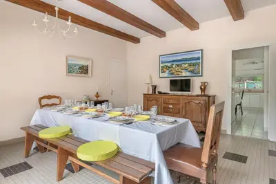 Télévision ou salle de divertissement dans l'établissement Maison familiale dans les pins à 300 m de la Plage