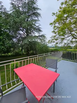 Balcon ou terrasse dans l'établissement Les Pâquerettes, gîte de campagne 1300 m2 de terrain à 20min du Puy du Fou