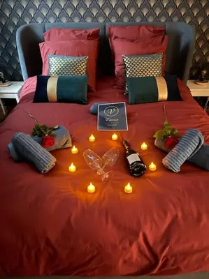 Un ou plusieurs lits dans un hébergement de l'établissement Nuit Magique Love room avec Jacuzzi Privé Nantes
