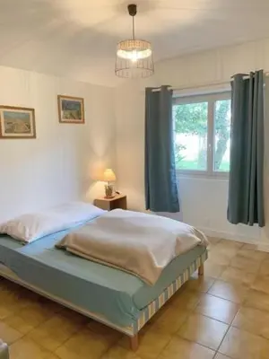 Un ou plusieurs lits dans un hébergement de l'établissement Logement de charme calme assuré