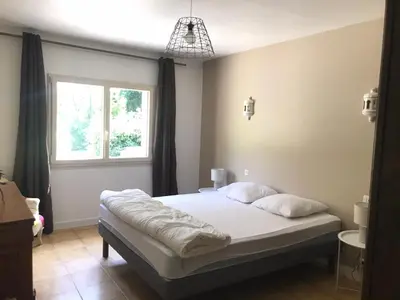 Un ou plusieurs lits dans un hébergement de l'établissement Logement de charme calme assuré