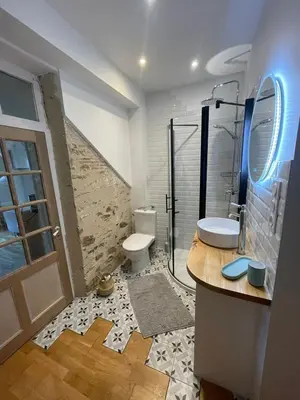 Salle de bains dans l'établissement Dans la loge de Marguerite Studio avec Sauna