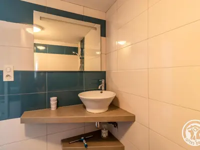 Salle de bains dans l'établissement Charmant gîte rural rénové en Anjou, proche vignobles et sites touristiques - FR-1-622-30