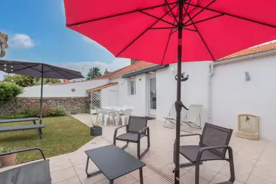 Jardin de l'établissement La Birochère - 400 m plage - Parking