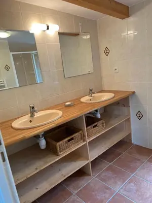 Salle de bains dans l'établissement Gîte 3 étoiles, jusqu'à 7 personnes proche Puy du Fou