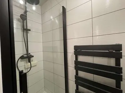 Salle de bains dans l'établissement Appartement rénové 2 pièces, terrasse, parking privé, proche plage et commerces - FR-1-224C-192