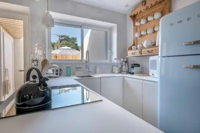 Cuisine ou kitchenette dans l'établissement Ty Maria Havre de douceur et de calme au coeur de la ville haute de Pornic