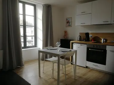 Cuisine ou kitchenette dans l'établissement T2 lumineux - Segré hyper Centre - Wifi - Netflix