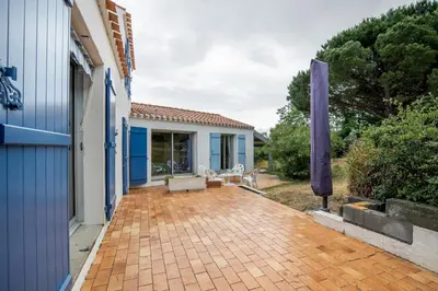 Jardin de l'établissement Grande maison pour 6 personnes - 300m de la plage