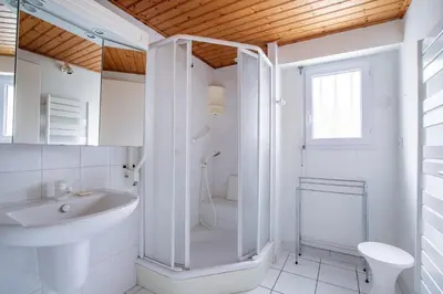 Salle de bains dans l'établissement Grande maison pour 6 personnes - 300m de la plage