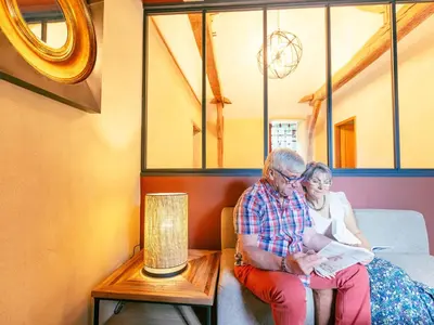 Clients de l'établissement Château historique avec jardin, spa et salle de sport, idéal pour séminaires ou séjours détente - FR-1-426-516