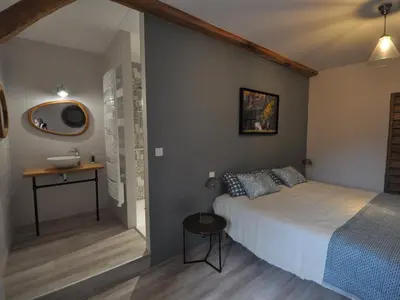 Un ou plusieurs lits dans un hébergement de l'établissement Château historique avec jardin, spa et salle de sport, idéal pour séminaires ou séjours détente - FR-1-426-516